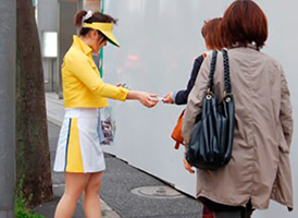 スタッフ派遣（サンプリング・プラカード持ち等）